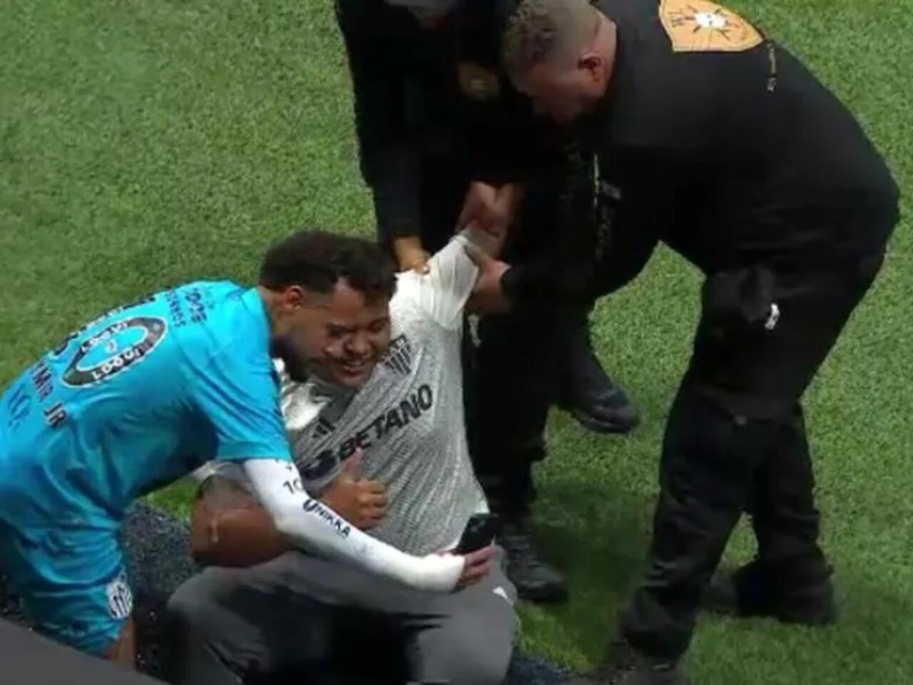 Atlético-MG suspende torcedor que tirou foto com Neymar na Arena MRV