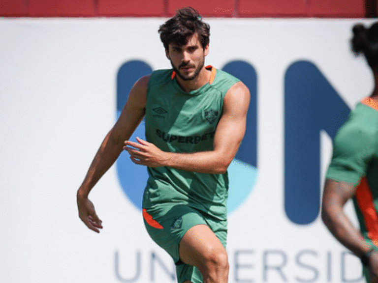 Igor Rabello faz pedido ao árbitro após ter sido expulso em Fluminense x Vitória