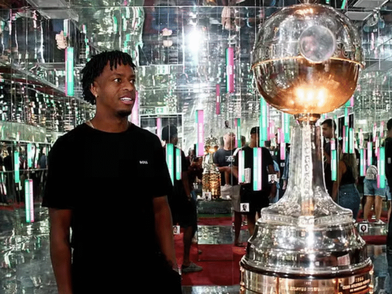 Preocupa? Keno, do Fluminense, deixa o campo com dores e será reavaliado