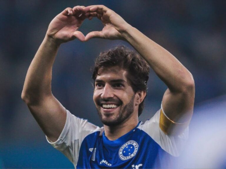 Lucas Silva, do Cruzeiro, provoca após eliminar o Atlético-MG