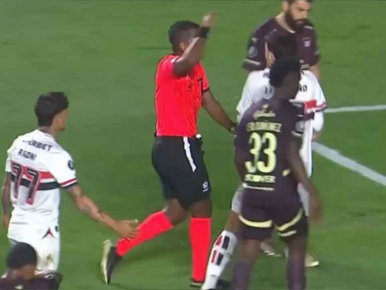 VAR explica decisão polêmica em lance de gol anulado do São Paulo