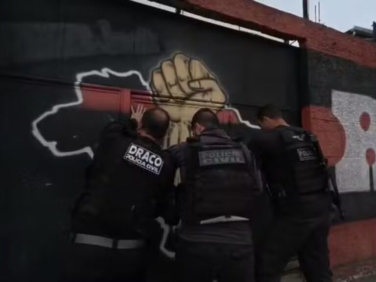 Polícia faz operação envolvendo torcedores do Flamengo Polícia faz operação envolvendo torcedores do Flamengo
