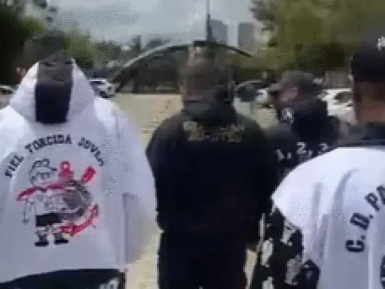 Torcida do Corinthians faz protesto no CT do clube