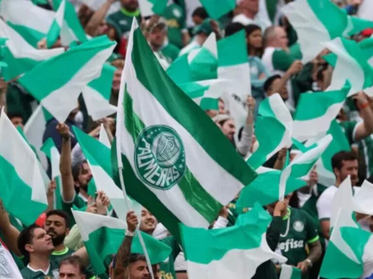 Atacante do Palmeiras desfila na São Paulo Fashion Week