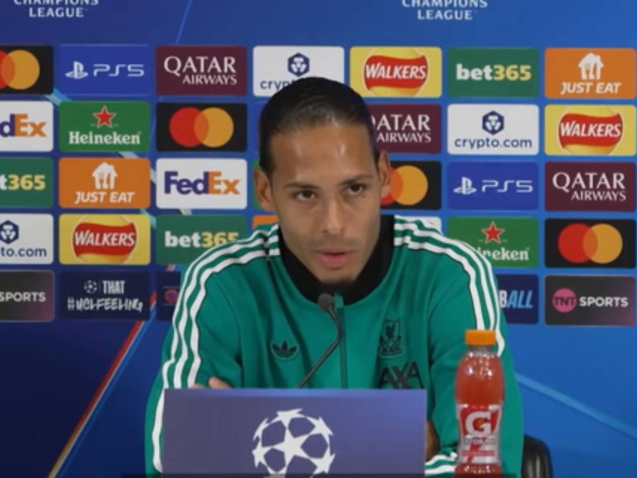 Van Dijk em coletiva pelo Liverpool (Foto: Reprodução) Van Dijk, do Liverpool, manda recado envolvendo Flamengo e Corinthians