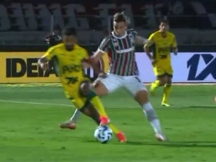 Falta de Canobbio vira polêmica em derrota do Fluminense