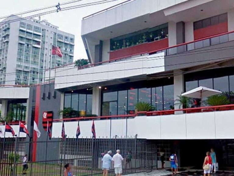 Sede do Flamengo é pichada com críticas a Samuel Lino, do Flamengo