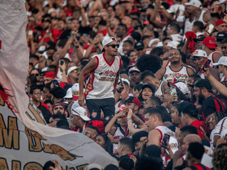 Vídeo: torcedores do Vitória sofrem acidente durante clássico contra o Bahia