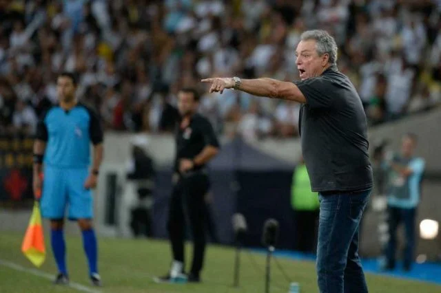 Abel Braga gesticula para orientar jogadores do Flamengo, durante o clássico contra o Vasco