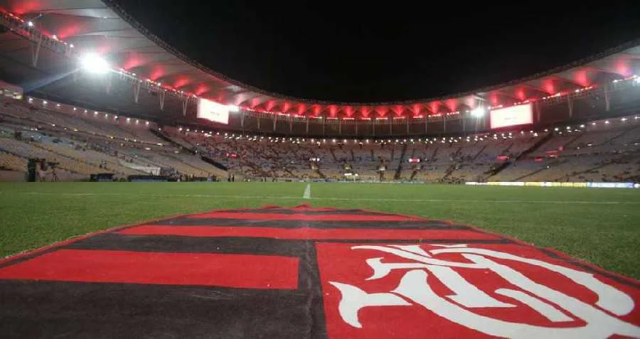 Escudo do Flamengo é exposto próximo a um dos gols, no gramado do Maracanã