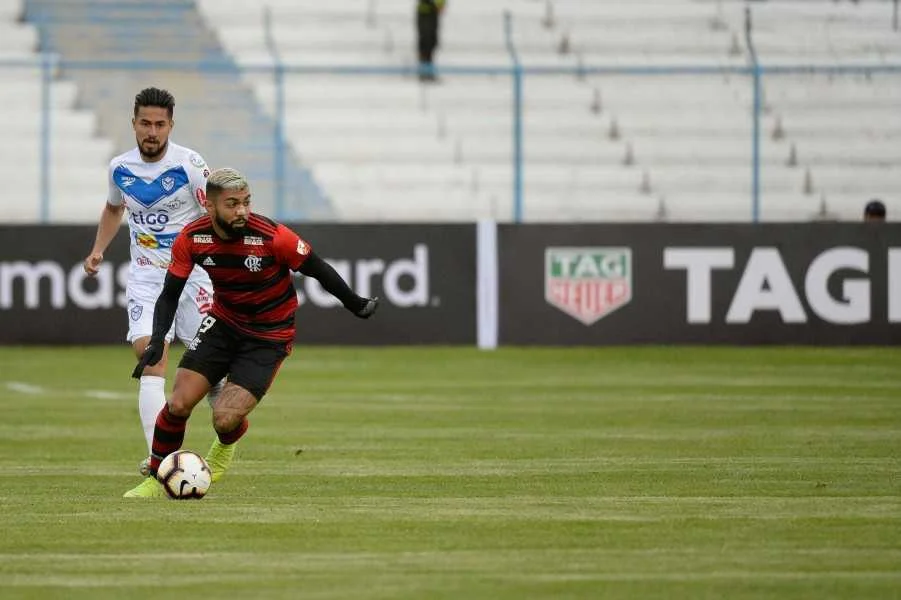 Gabigol em ação pelo Flamengo na partida de estreia da Libertadores de 2019