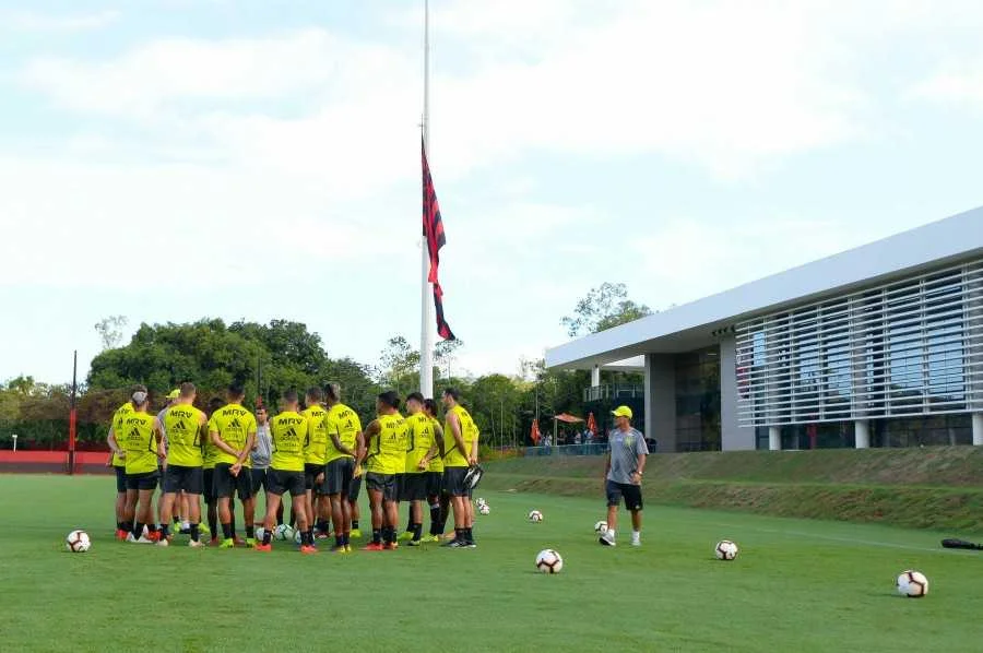 Para receber orientações, jogadores do Flamengo fazem uma rodinha em um campo do Ninho do Urubu