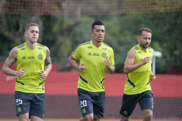 Piris da Motta, Fernando Uribe e Everton Ribeiro durante treinamento no Ninho do Urubu