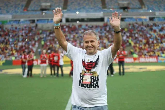 Zico acena para os torcedores do Flamengo, durante partida no Maracanã
