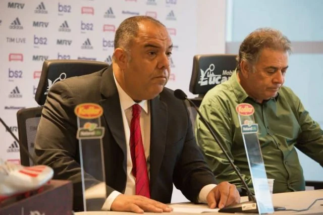 Marcos Braz (esquerda) e Paulo Pelaipe (direita) durante coletiva de imprensa no Ninho do Urubu