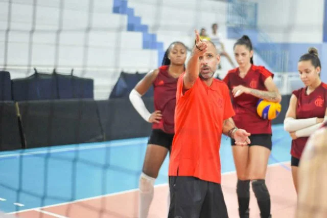 Treinador da equipe de vôlei, Alexandre Ferrante orienta jogadoras do Flamengo durante treinamento