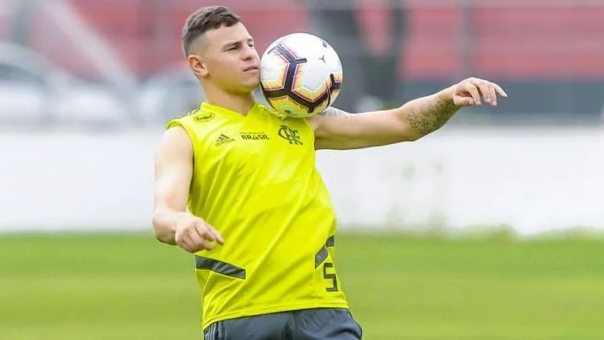 Volante do Flamengo é anunciado pelo Coritiba