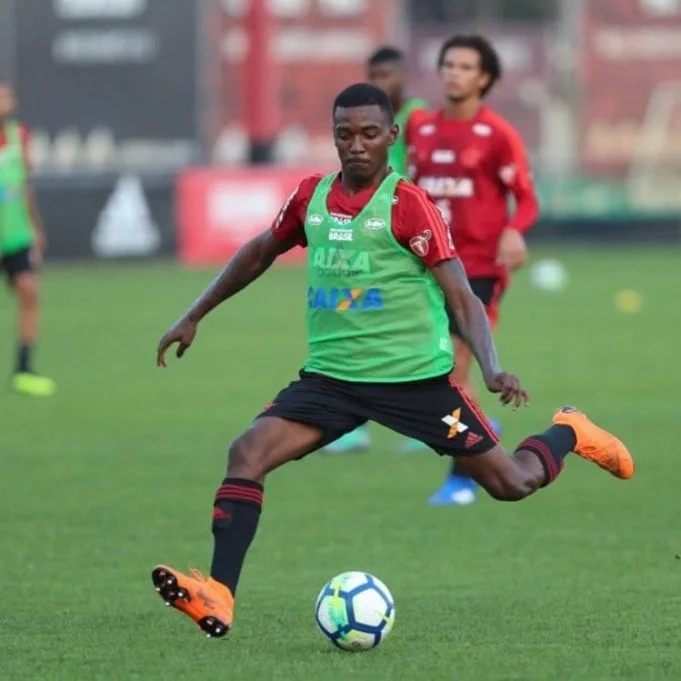 Lateral renova com o Flamengo até 2025