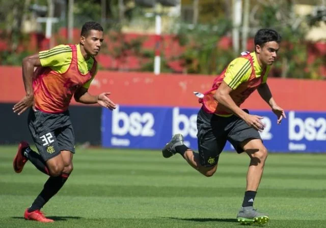 João Lucas e Reinier durante treinamento do Flamengo no Ninho do Urubu