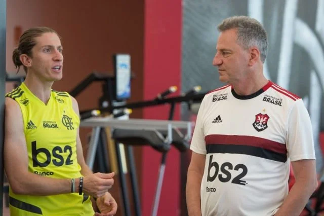 Filipe Luis e Rodolfo Landim durante conversa na academia do Ninho do Urubu