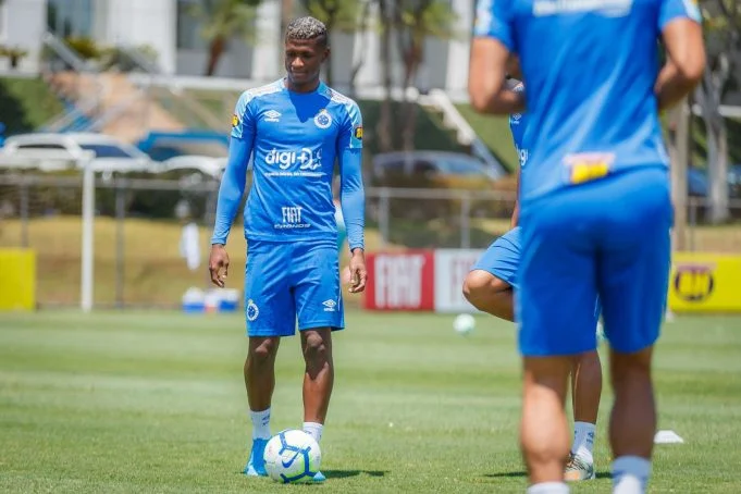 Dirigente do Cruzeiro abre o jogo sobre situação do lateral Orejuela e fala sobre o Flamengo: “Seria um prazer”