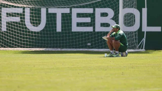 Abel Ferreira durante um momento reflexivo após um treino do Palmeiras