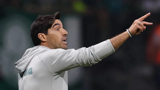 Abel Ferreira é fotografado passando instruções durante um jogo do Palmeiras