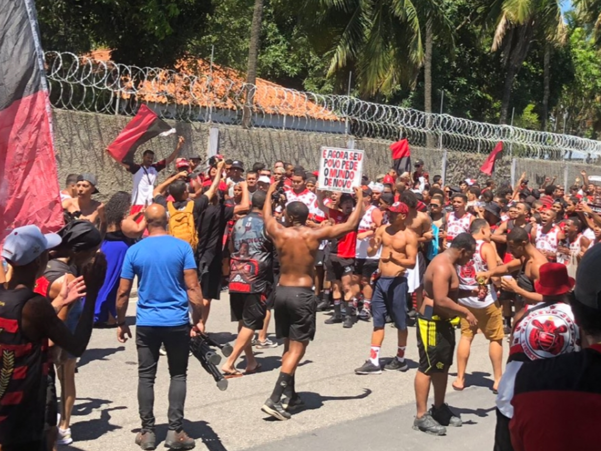 Torcida do Flamengo volta às ruas e faz AeroFla rumo ao Mundial AeroFla Mundial