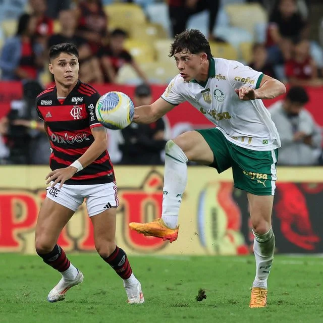 Agustín Giay e Luiz Araújo durante o jogo entre Flamengo x Palmeiras pela Copa do Brasil 2024 no Maracanã