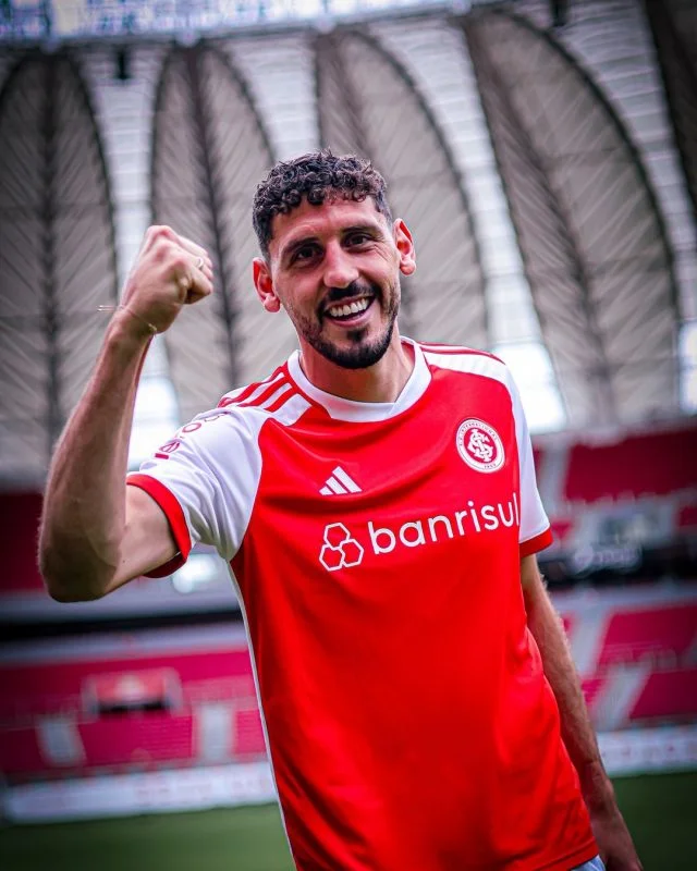 Agustín Rogel posa para foto com a camisa do Internacional no Beira-Rio