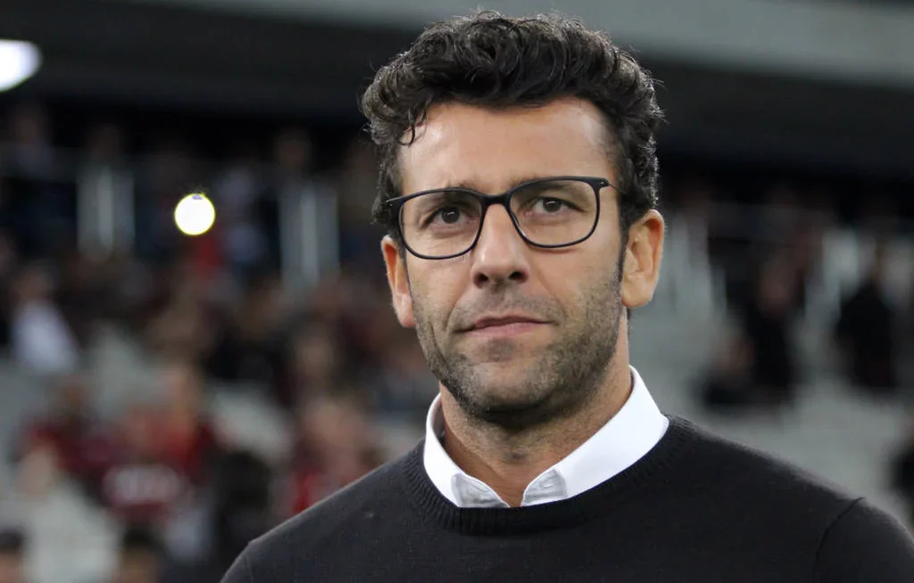 Alberto Valentim é fotografado enquanto assiste seus comandados na área técnica