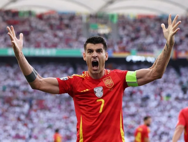 Álvaro Morata com a camisa da seleção da Espanha em 2024 durante a Eurocopa