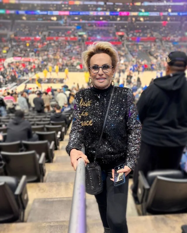 Ana Maria Braga posa para foto na Crypto Arena durante o jogo entre Los Angeles Lakers e Los Angeles Clippers