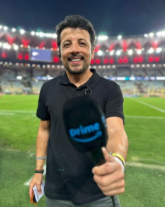 André Hernan posa para foto com o microfone da Prime Video Sport Brasil no estádio do Maracanã