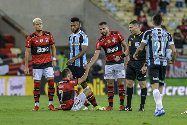 Andreas Pereira, Everton Ribeiro e Thiago Maia em ação pelo Flamengo contra o Grêmio na Copa do Brasil 2021