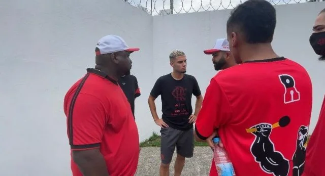 Andreas Pereira conversa com membros de torcida organizada do Flamengo no Ninho do Urubu