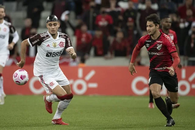 Andreas Pereira em ação pelo Flamengo contra o Athletico-PR na semifinal da Copa do Brasil 2021