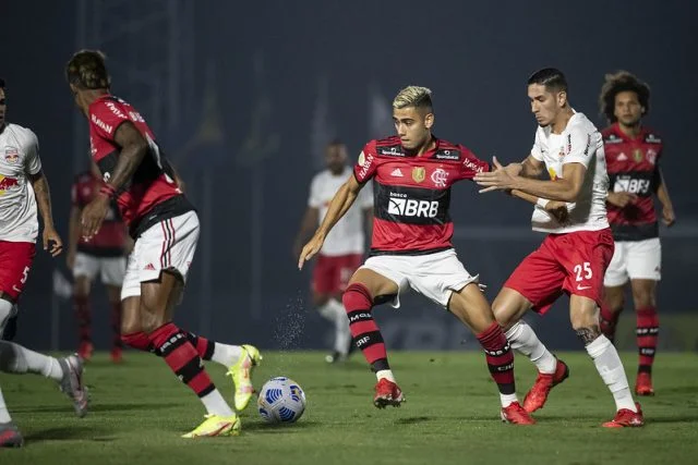 Andreas Pereira em ação pelo Flamengo contra o Bragantino no Campeonato Brasileiro 2021