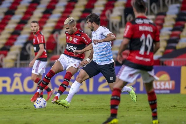 Andreas Pereira em ação pelo Flamengo contra o Grêmio no Campeonato Brasileiro 2021
