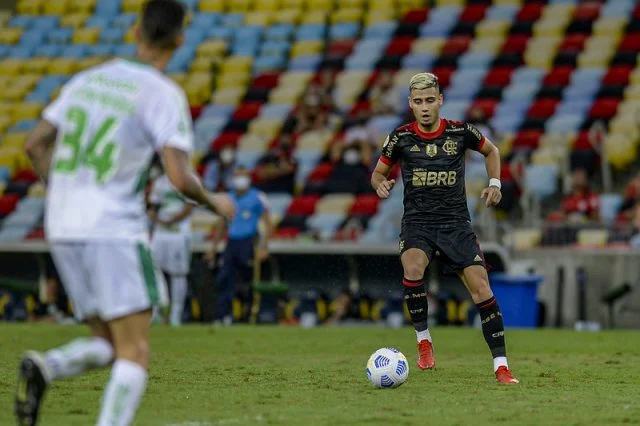 Andreas Pereira em ação pelo Flamengo contra o Juventude no Campeonato Brasileiro 2021