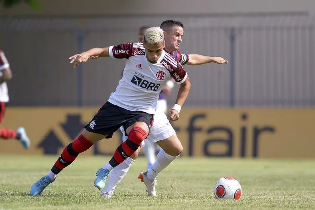 Andreas Pereira em ação pelo Flamengo contra o Madureira pelo Campeonato Carioca