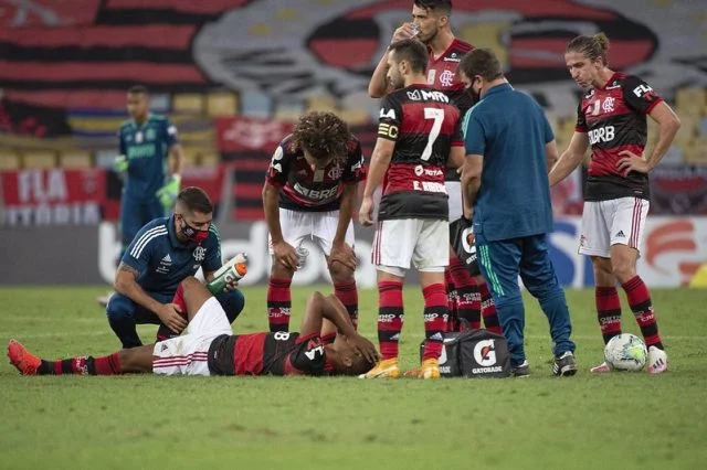 Após lesão na coxa esquerda, Pedro Rocha recebe atendimento do doutor Márcio Tannure
