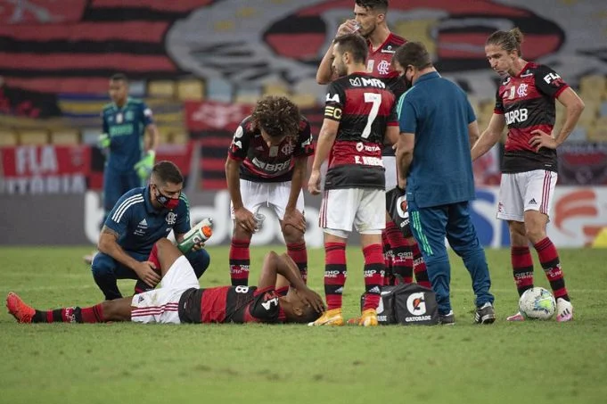 Pedro Rocha volta a treinar com o grupo do Flamengo após um mês