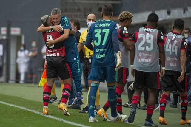 Após marcar contra o Santos, Gabigol abraça o técnico Domènec Torrent