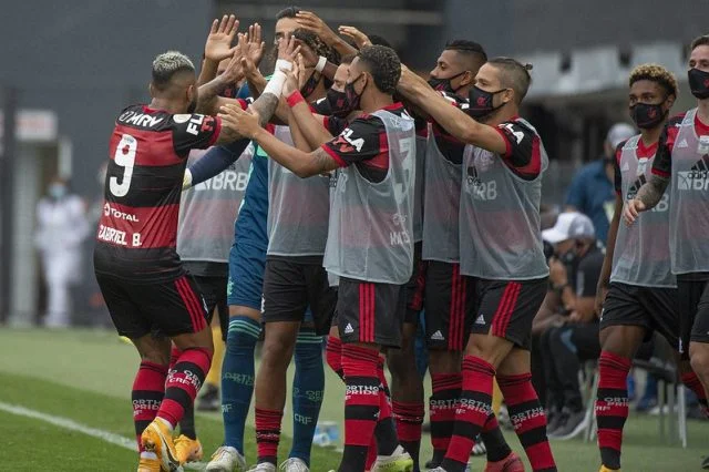Após marcar contra o Santos, Gabigol comemora com o elenco do Flamengo