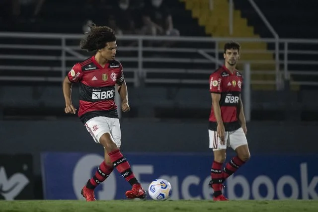 Arão em ação pelo Flamengo durante a partida contra o Bragantino pelo Campeonato Brasileiro da temporada de 2021