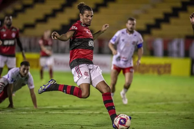 Arão em ação pelo Flamengo durante o jogo contra o Bangu no Campeonato Carioca de 2021