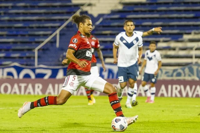 Arão em ação pelo Flamengo durante o jogo contra o Velez na Copa Libertadores da América de 2021