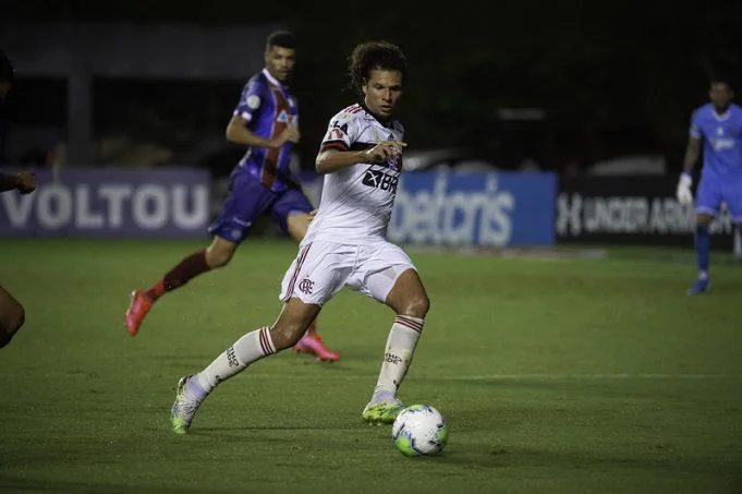 Vídeo: Arão acerta cabeçada em Thiago Maia sem querer, fica com dentes moles e viraliza nas redes sociais