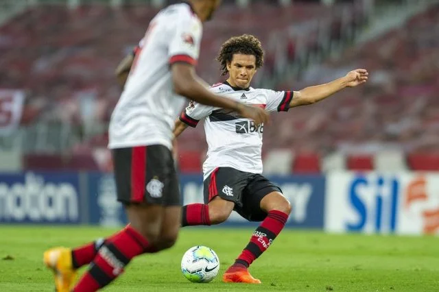 Arão em ação pelo Flamengo na partida contra o time do Internacional
